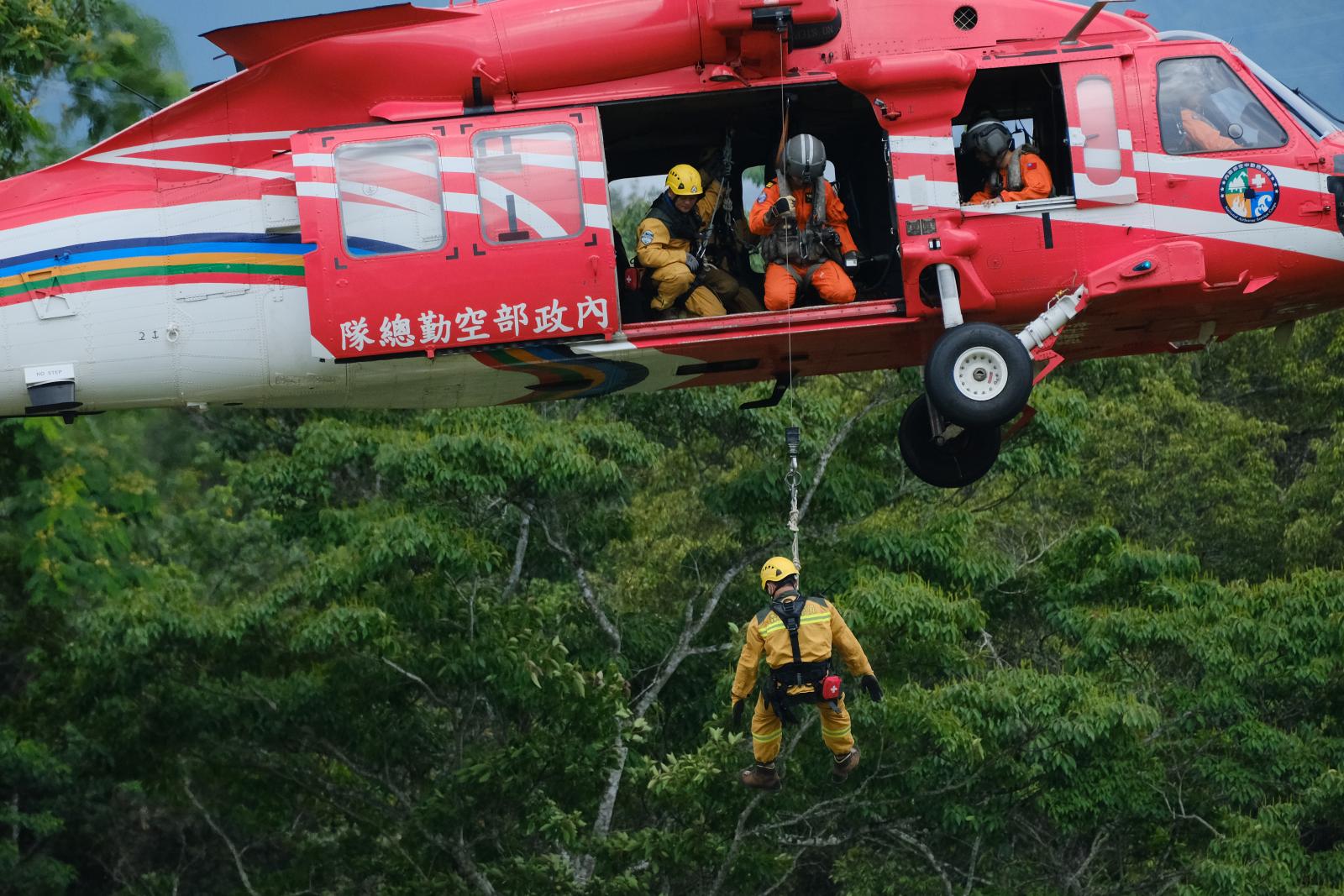 直升機吊掛森林護管員前往火場