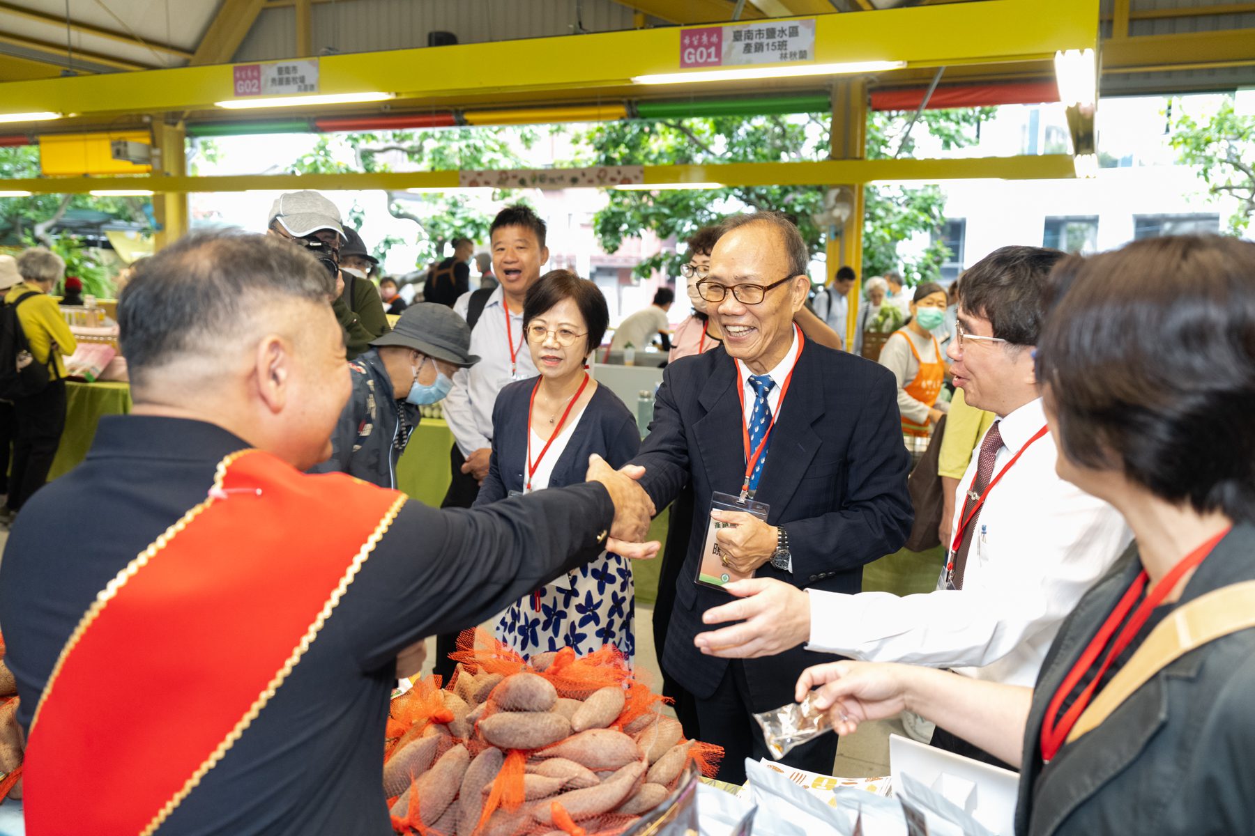 圖說4.農業部陳次長親臨產銷履歷達人攤位勉勵及恭喜獲獎達人